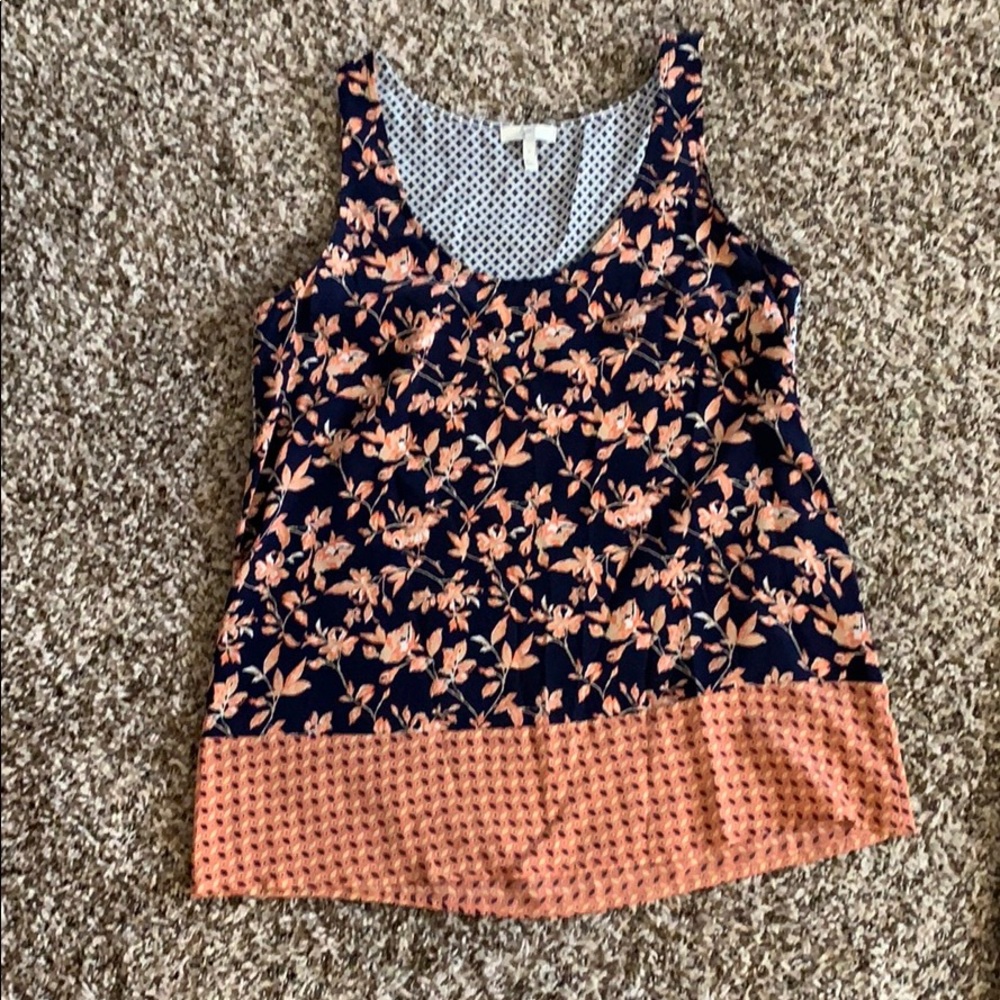 Scoop neck sleeveless blouse